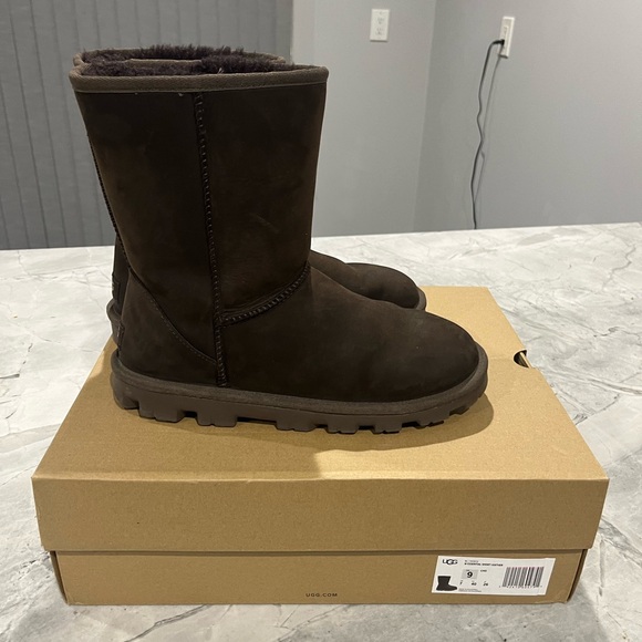 UGG Classic Short II Women’s Brown Boot - Size 9 - Picture 1 of 8